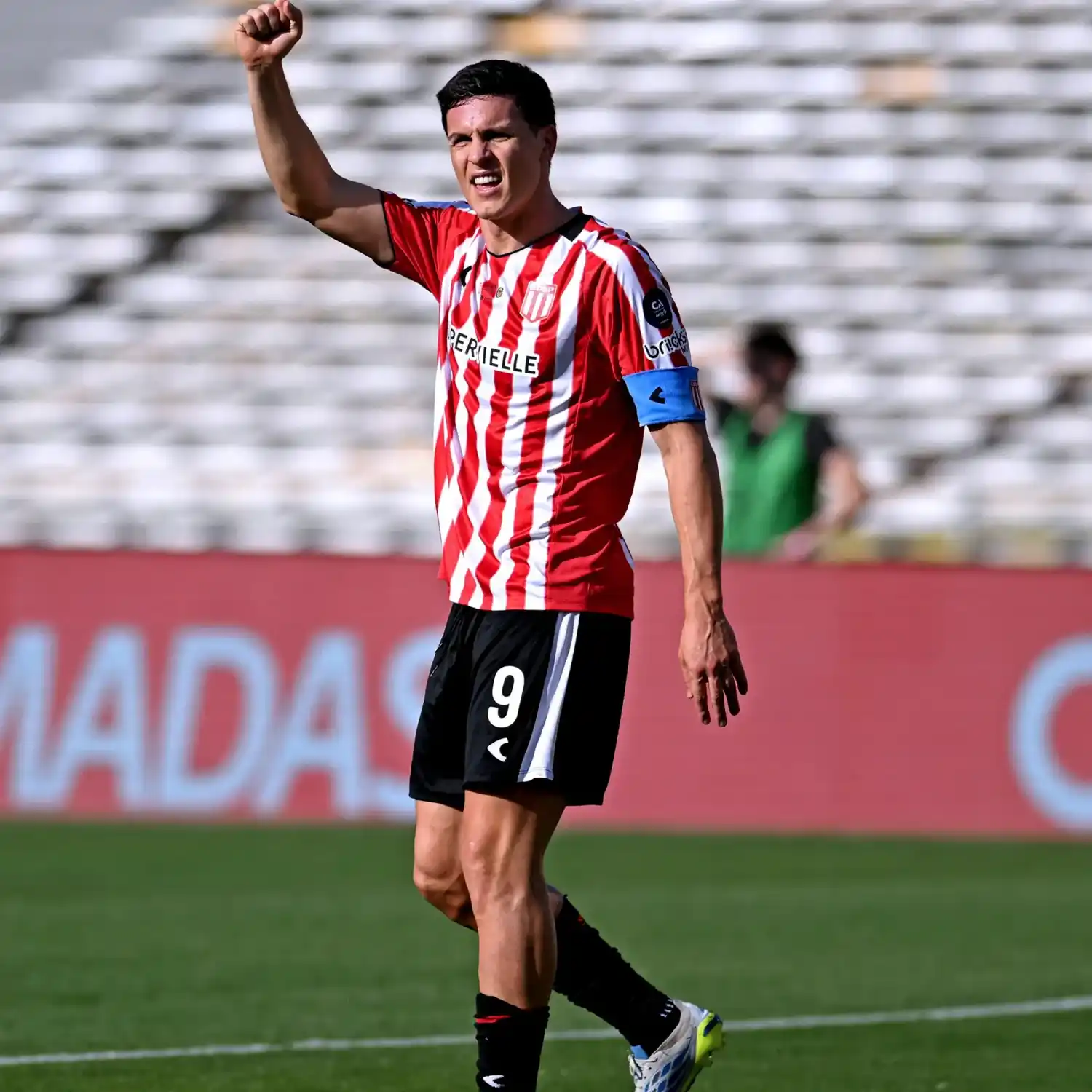 Carrillo festeja el primer gol pincha.