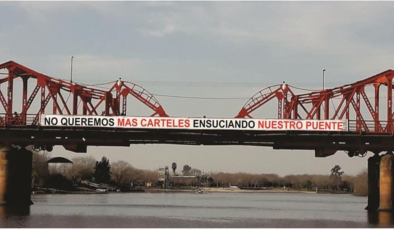 Un meme pide no "ensuciar" con pasacalles el puente Méndez Casariego