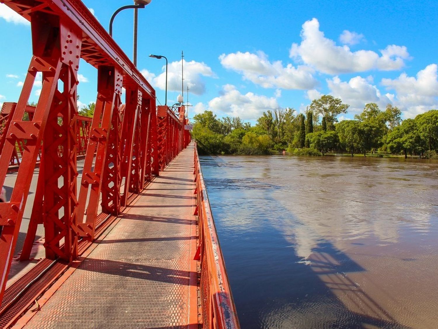 El río Gualeguaychú se mantiene alto, pero estable: Defensa Civil continúa con el monitoreo