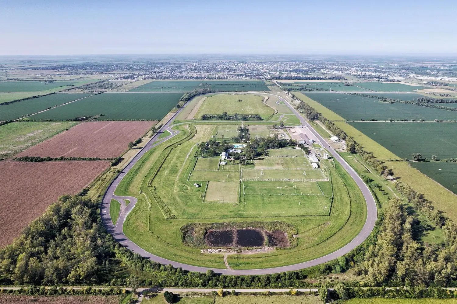 Pullaro presentó la modernización del Autódromo Ciudad de Rafaela y anunció el regreso del TC a la región” - 2
