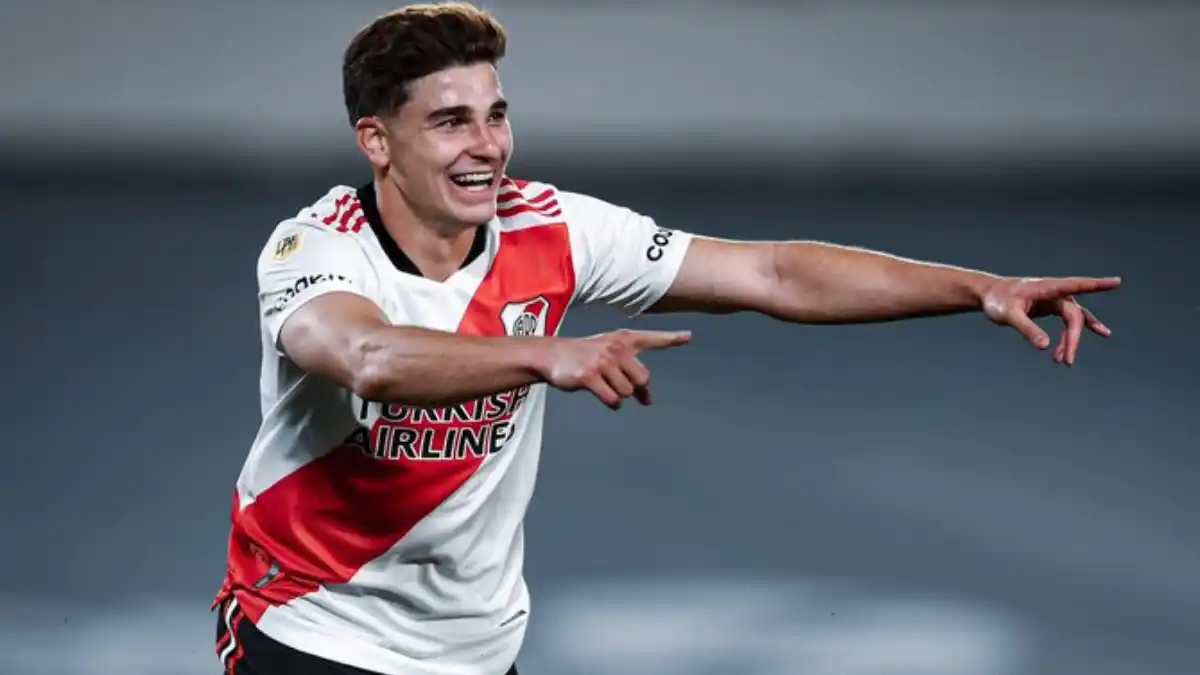 Eligieron a Julián Álvarez como uno de los 100 mejores futbolistas del planeta