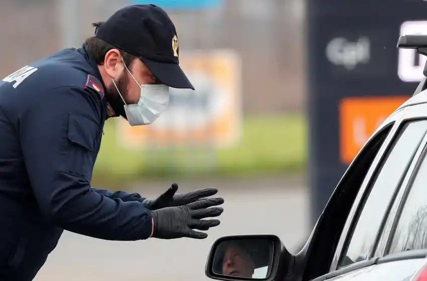 Cruces en Italia por los casos de coronavirus en centros para inmigrantes en Sicilia