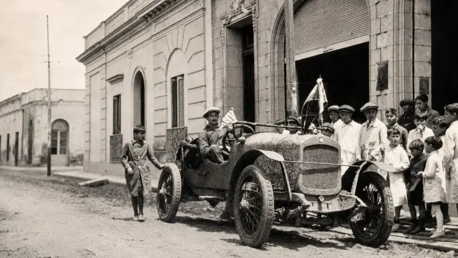 El automóvil Hudson de Pedro Malgor frente al negocio de Ernesto Letiche sobre la calle Pellegrini aún de tierra, donde cargó combustible Wico.