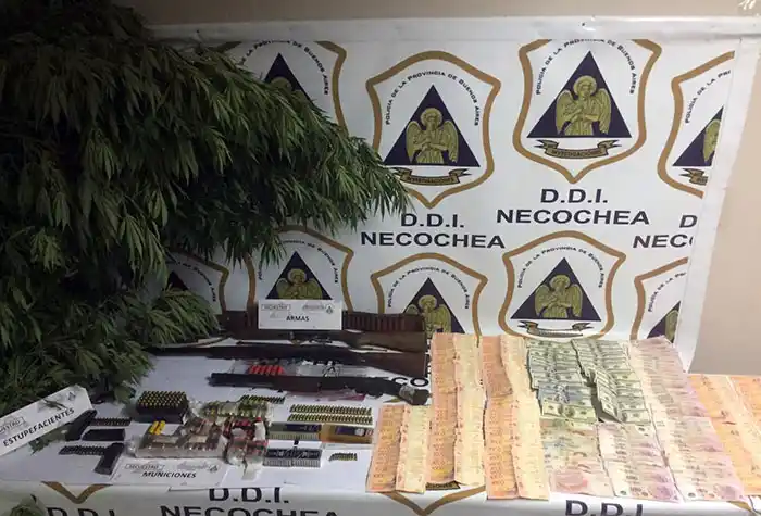 Lo acusan de violencia de género y tenía armas y municiones en la casa