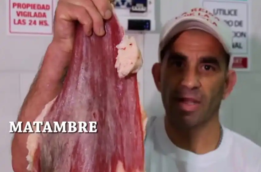 Cortó una media res y se volvió viral: el video del carnicero que es furor en las redes