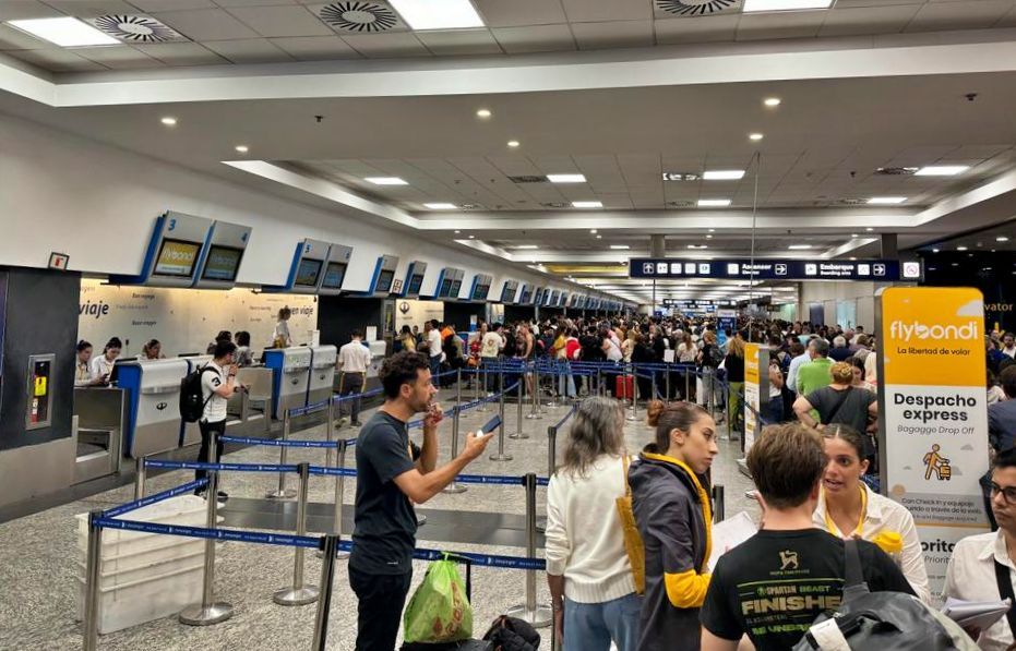Más de 150 vuelos y 15 mil pasajeros afectados en Aeroparque y Ezeiza por paro de pilotos y aeronavegantes