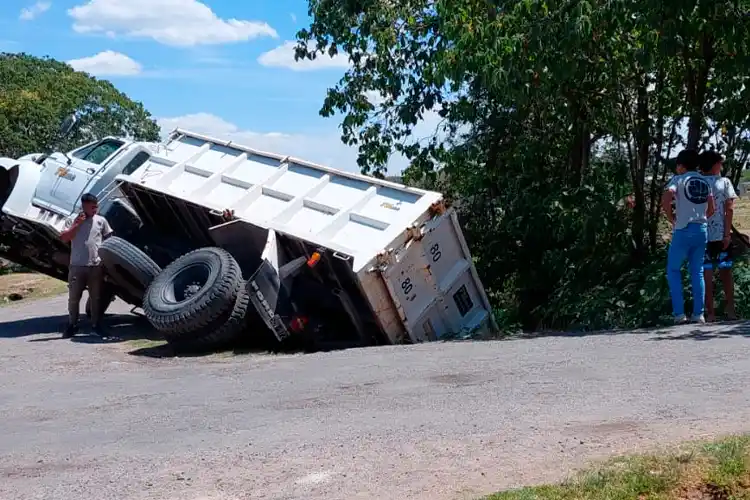 Camión cayó al zanjón en José Hernández y Frers