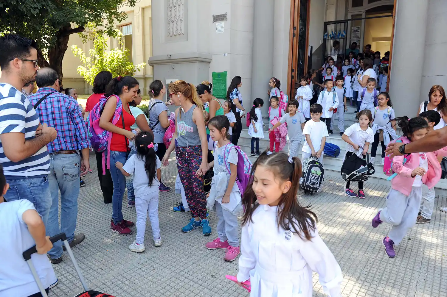 El gobierno convoca a los padres a llevar a sus hijos a la escuela este lunes