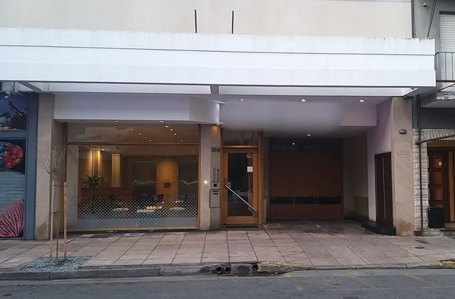 Saltó por una ventana para escapar, se golpeó y lo atraparon
