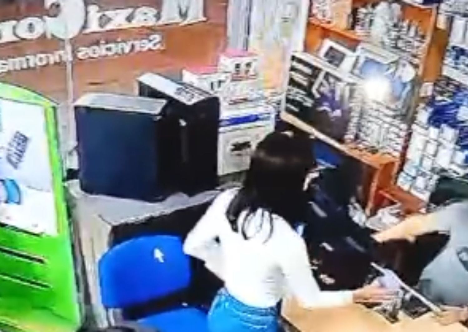 VIDEO: comerciante busca a joven que perdió dinero en efectivo en su local