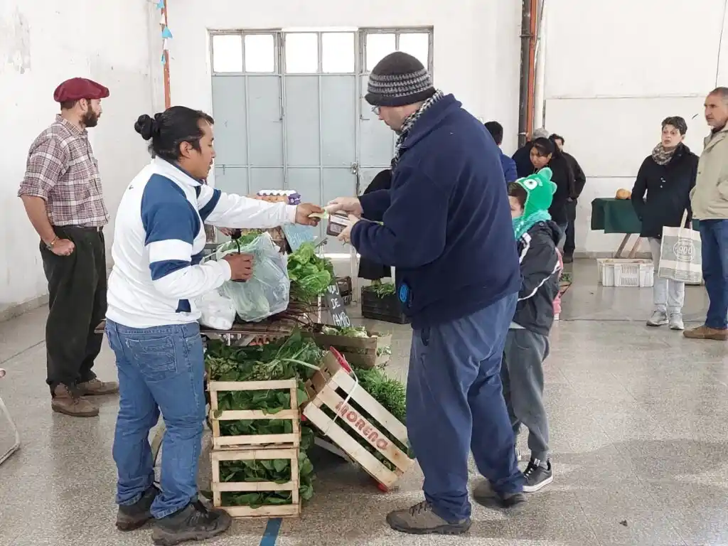 La tradicional feria dominguera se muda a la Escuela Nº 496.