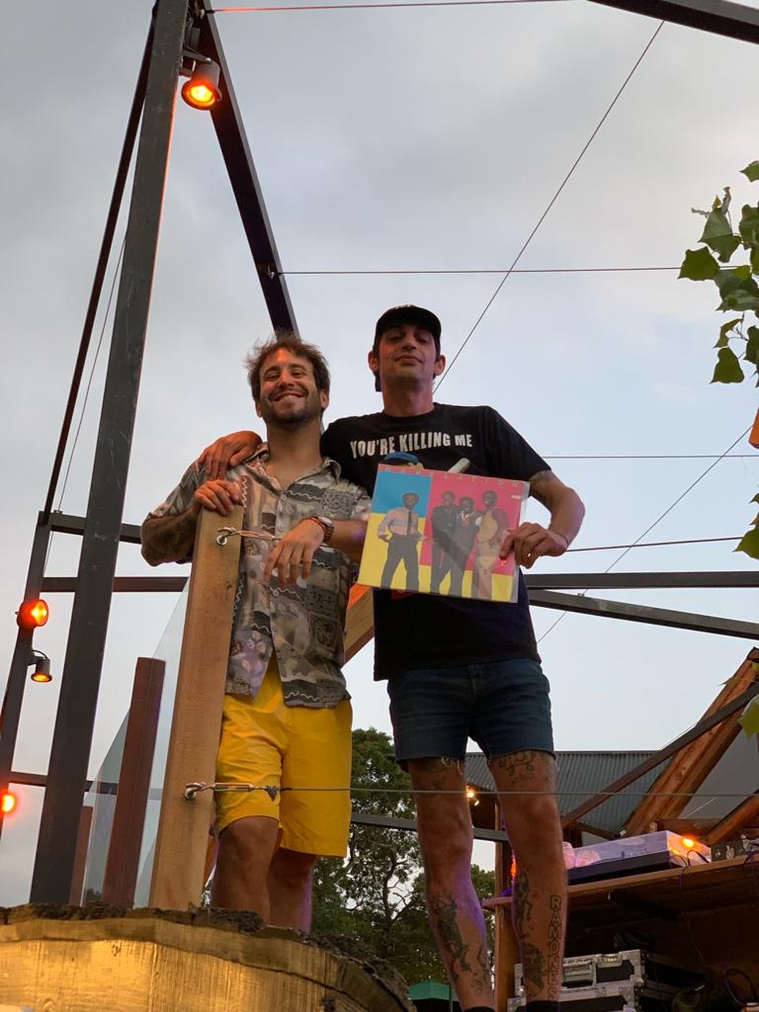 Enzo Rabe con su amigo Juani durante el ciclo de vinilos de los jueves.