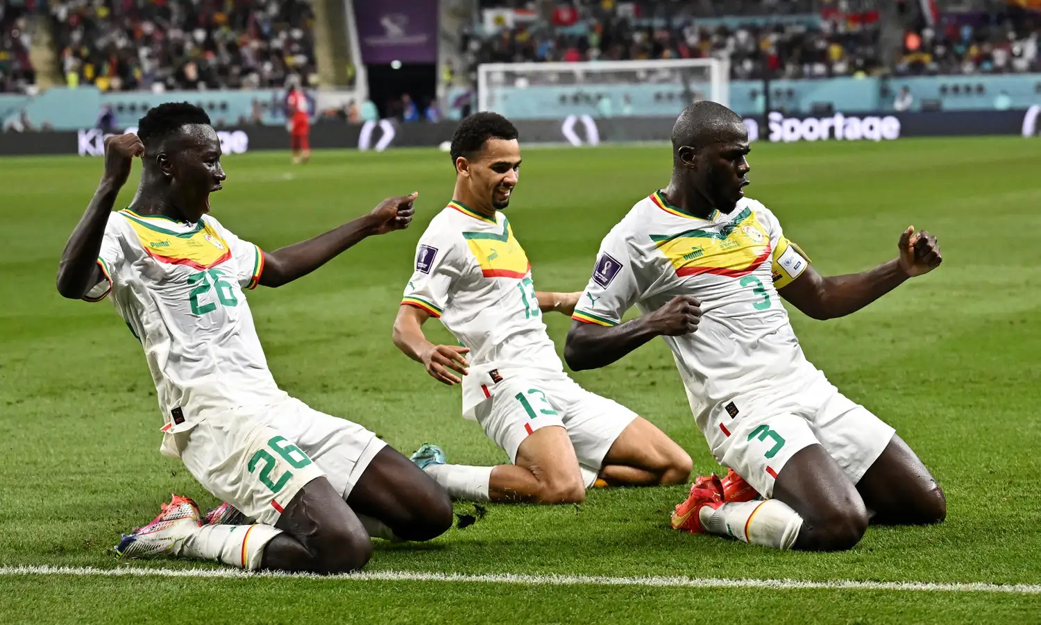 Pape Gueye, Ndiaye y Koulibaly festejando.
