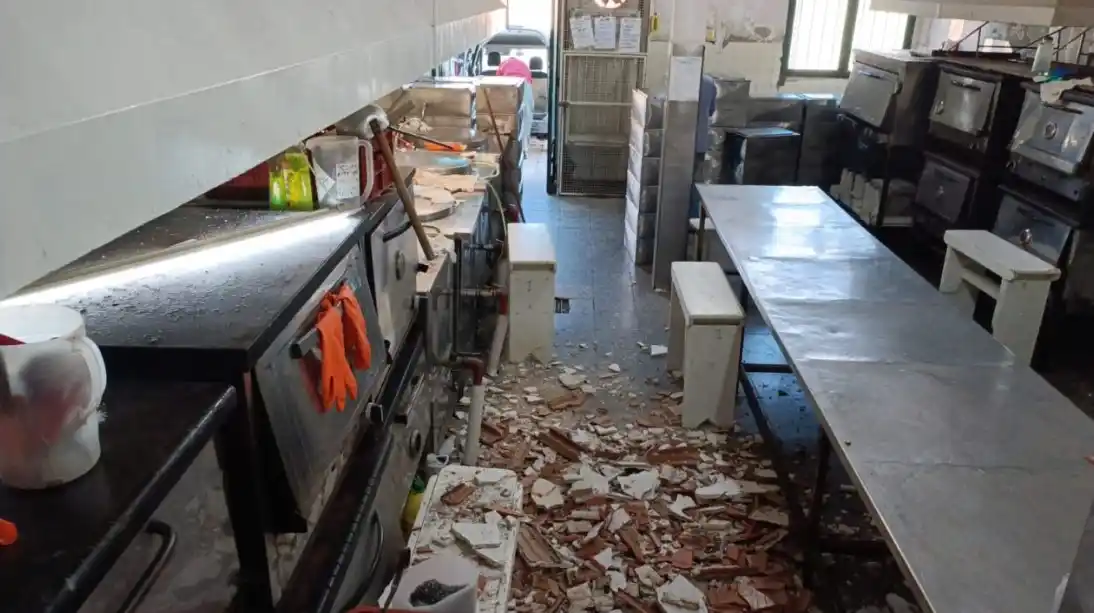 Reconquista: se desprendió el techo de la cocina centralizada