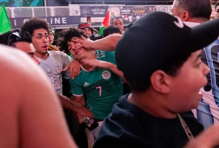 Un fan argentino golpea a un hincha de Argelia, en medio de un clima de tensión en Times Square. Foto REUTERS/Carolina Herrera