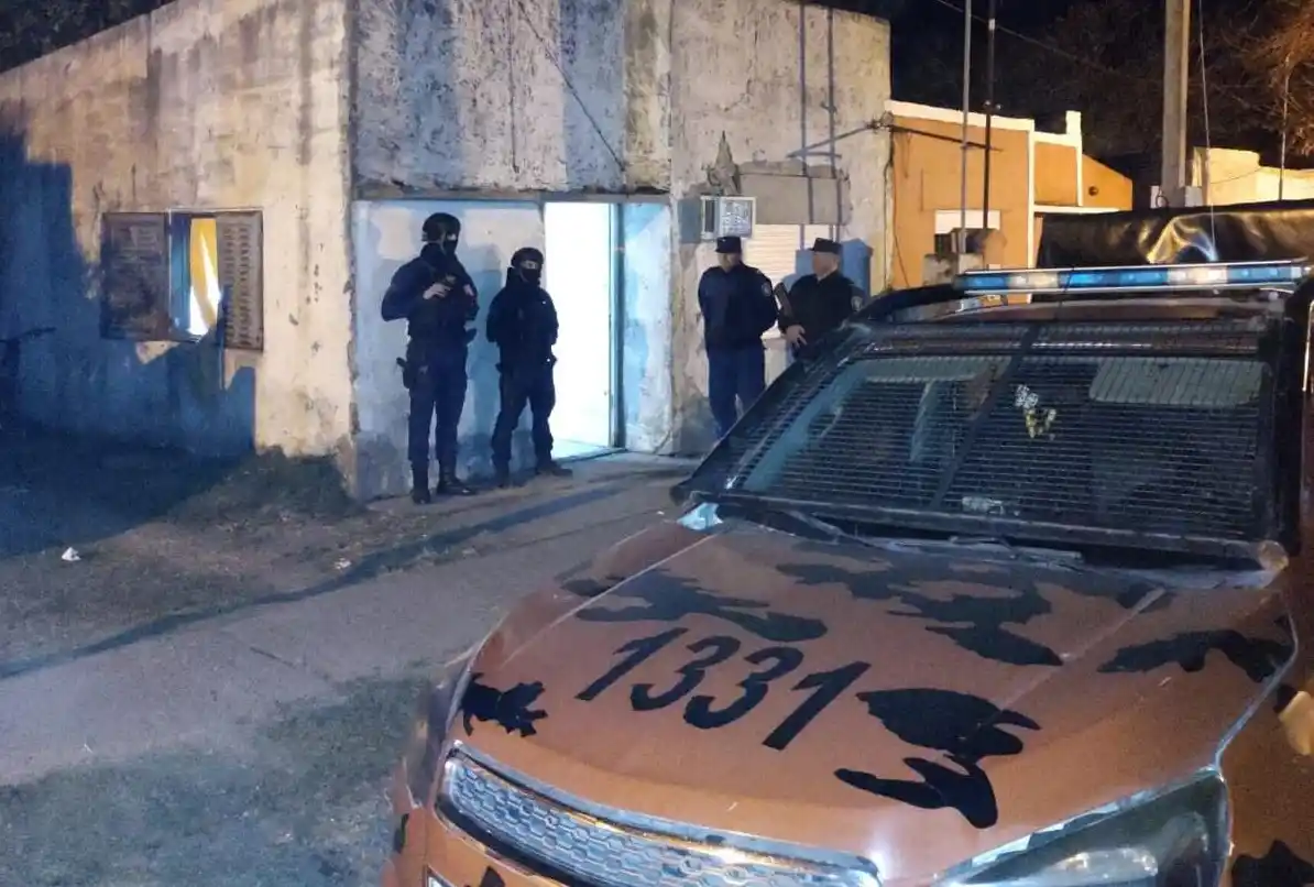 Detuvieron a un hombre de 24 años y una mujer de 28: Les secuestraron marihuana y un arma