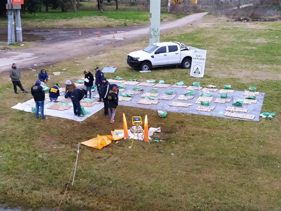 Brandsen: Quiso escapar, volcó y le incautaron más de 670 kilos de marihuana
