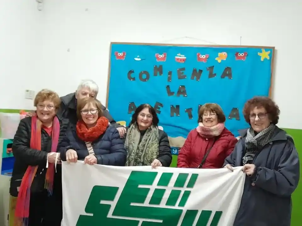 Misión cumplida. Integrantes de Las Mercantiles entregaron las prendas a la institución educativa