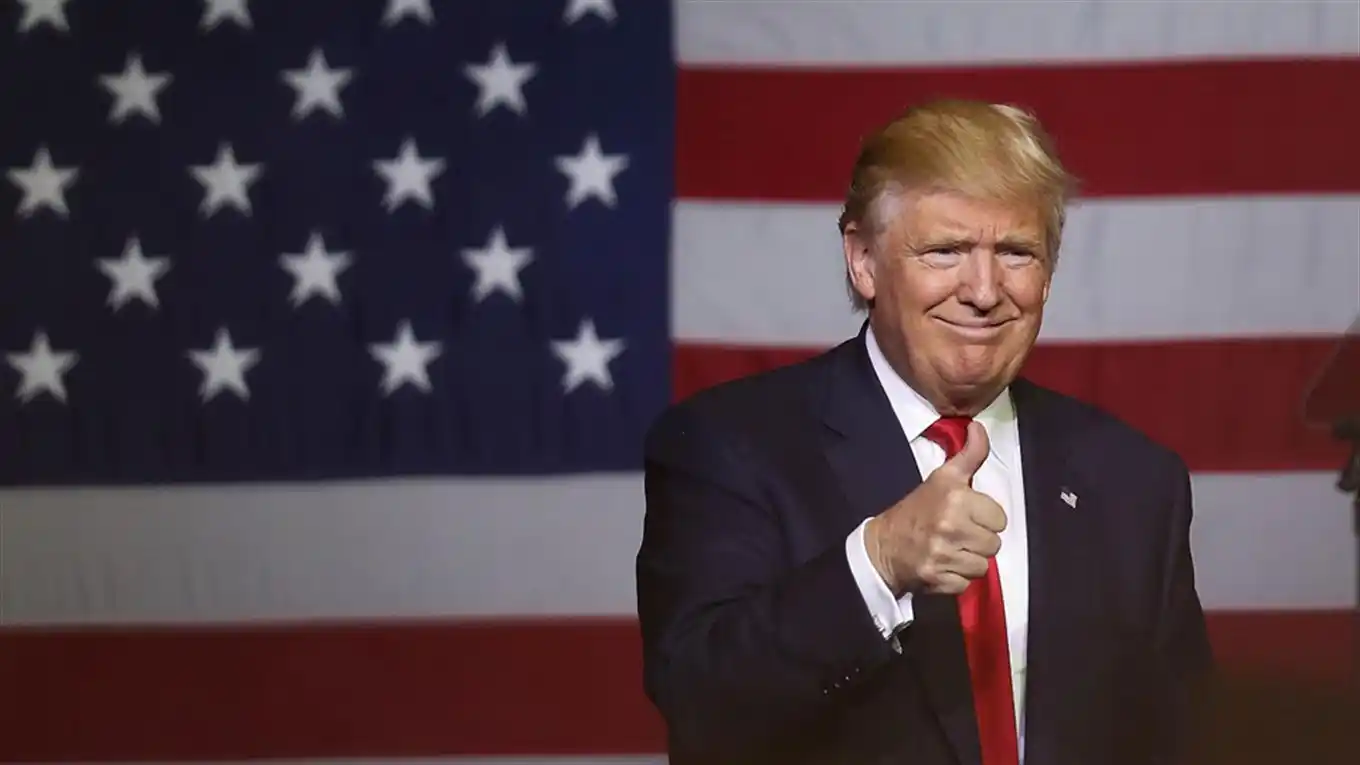 Entre actos y marchas, Trump asume la presidencia