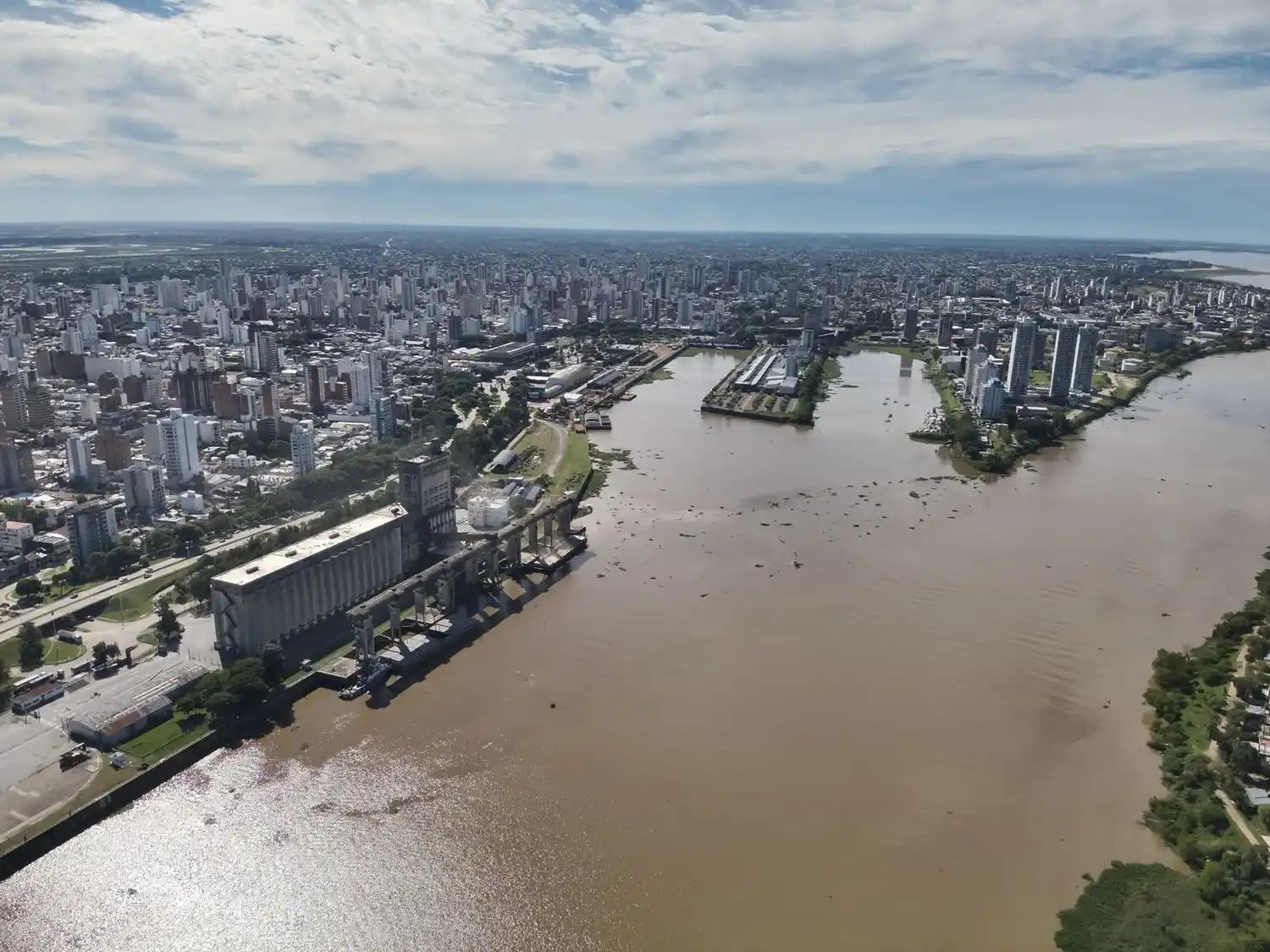 La operatoria permitió trasladar granos por vía fluvial y evitar hasta 300 camiones en rutas provinciales.