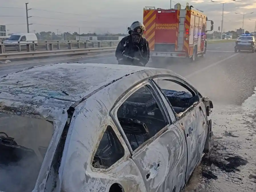 Un auto se incendió en Circunvalación y fue consumido por las llamas