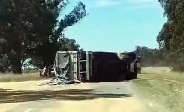 Volcó un acoplado en la ruta 228