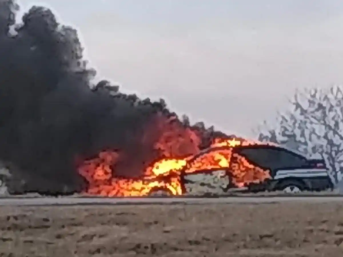 San Francisco: se incendió por completo un auto de Gendarmería