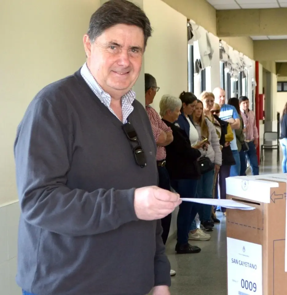 Miguel Gargaglione votando en San Cayetano