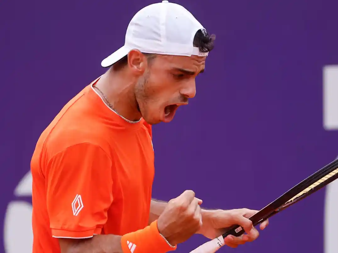 Fran Cerúndolo, 19° del mundo, venció con autoridad a Van de Zandschulp y se metió entre los cuatro mejores del torneo. Foto: EFE