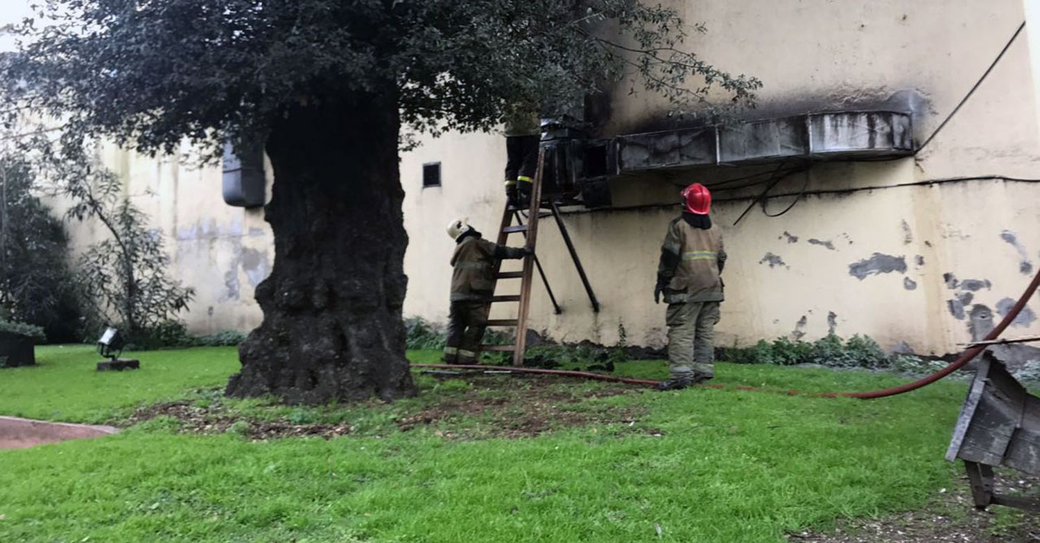 Se incendió una rotisería ubicada al lado de la sede del Emtur
