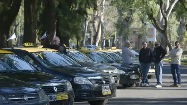 Taxistas y remiseros denuncian una suba de autos truchos