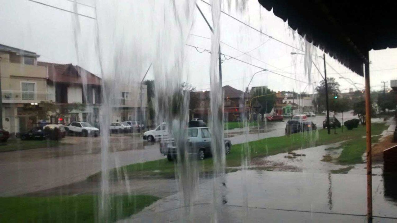 Las lluvias y el fuerte viento continuarán durante el lunes