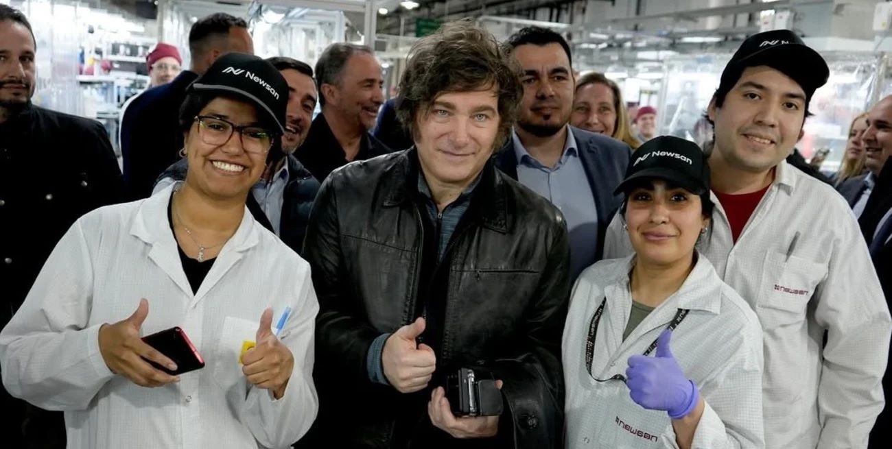 Milei recorrió una fábrica en Tierra del Fuego junto a los candidatos libertarios.