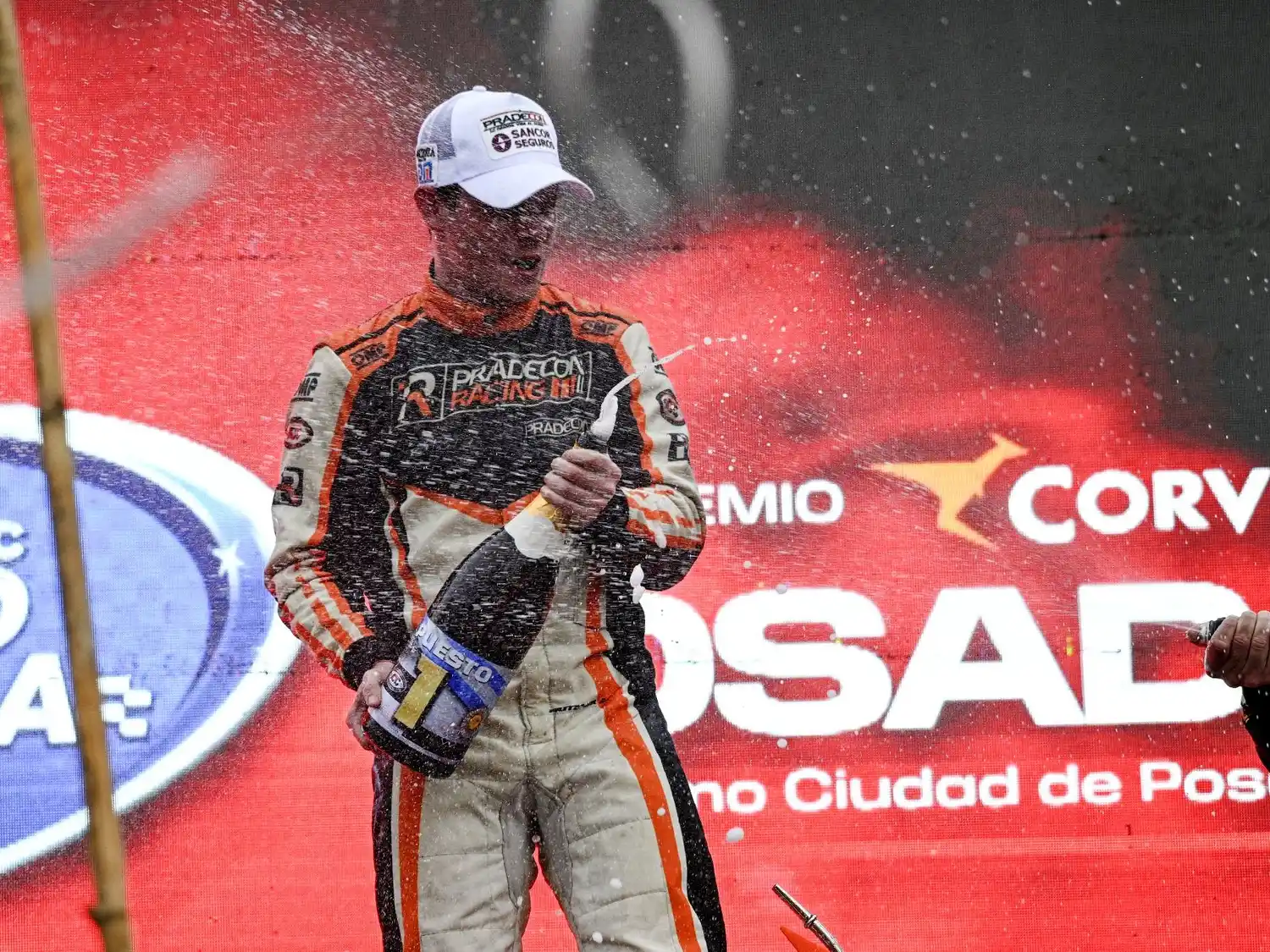 Fritzler festeja en lo más alto del podio misionero.