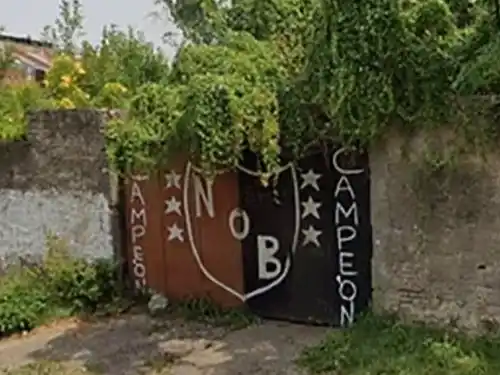 Portón de ingreso al predio donde vivía la víctima en barrio Bella Vista.