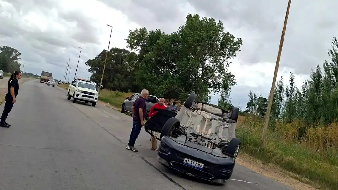 Vuelco de un automóvil en la Avenida Circunvalación