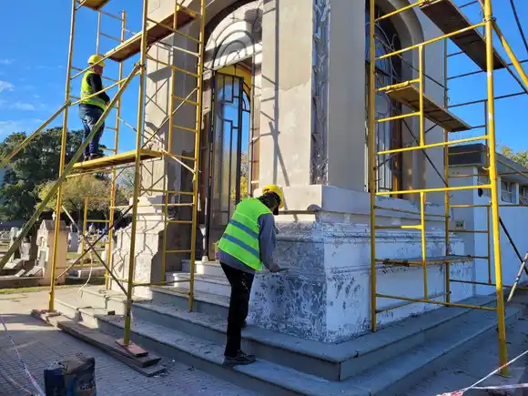 Avanzan las obras de restauración del cementerio municipal