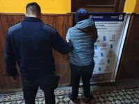 Aprehendieron a dos sujetos que habían ingresado a un complejo de departamentos y habían robado una moto