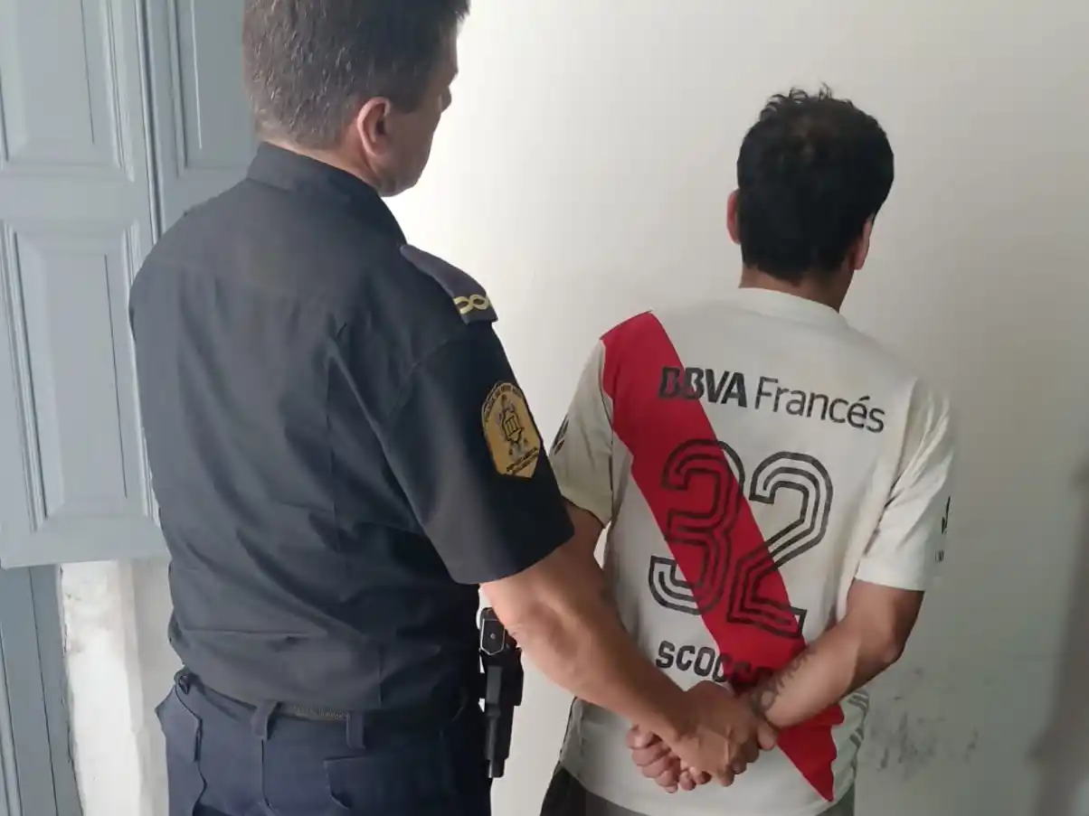 Escándalo en un hotel en pleno centro de Gualeguaychú: un turista revoleó sillas y estaba armado con un machete