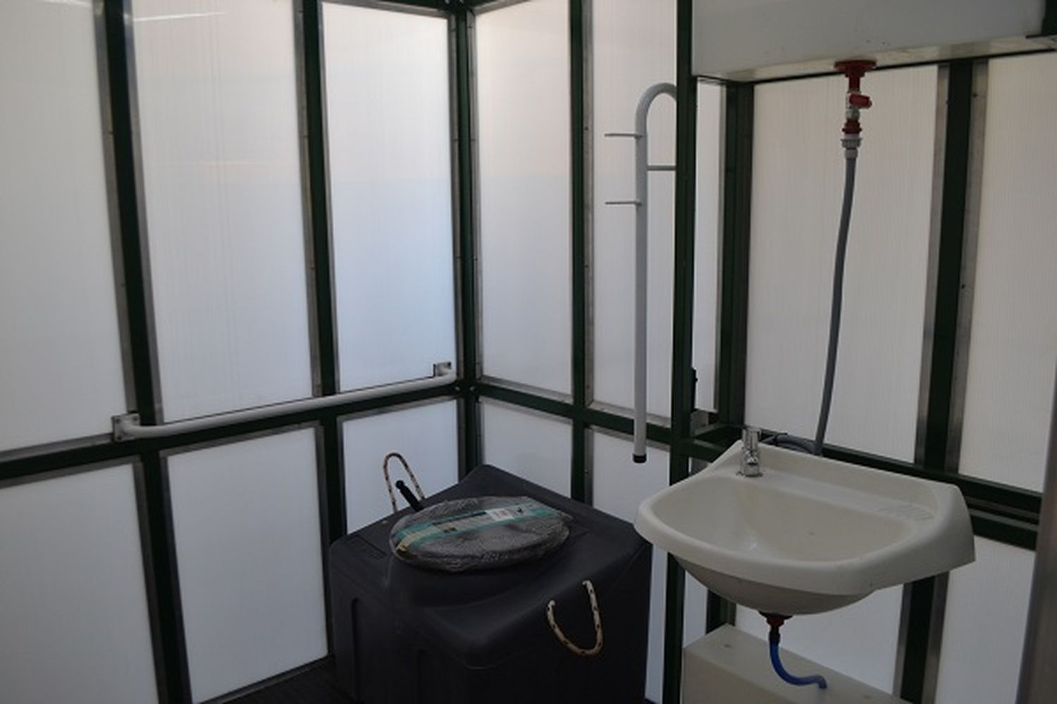 La Uader entregó baños químicos accesibles