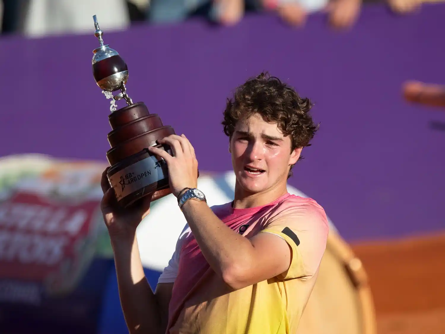 Fonseca levanta el trofeo en el Buenos Aires Lawn Tennis.