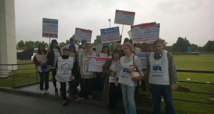 Docentes reclaman en distintos puntos de la provincia