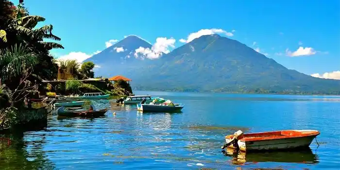 Cómo el calentamiento global afecta el color del agua de los lagos