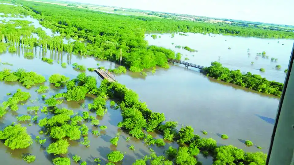 Unos rezan por lluvia, otros para que pare de llover