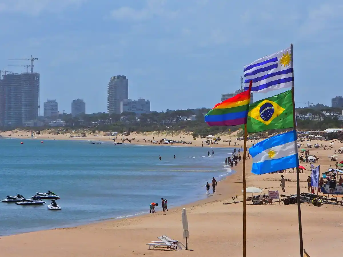 Uruguay se prepara para abrir las fronteras: podría vacunar a los turistas que ingresen al país