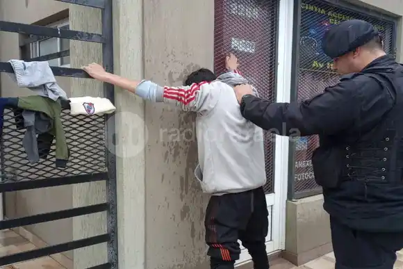 Robó prendas de bebé desde una moto estacionada: lo detuvieron