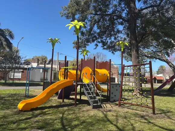 Nuevo juego infantil en el espacio verde de Avenida Santa Fe y J.J. Alvarez