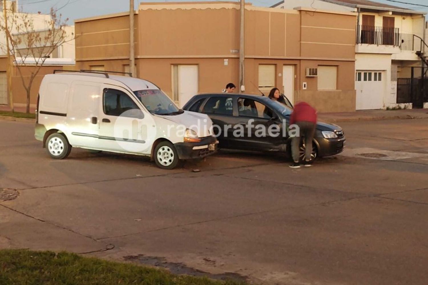 Fuerte accidente en Barrio San Martín: dos autos impactaron y uno de los conductores se tornó agresivo 