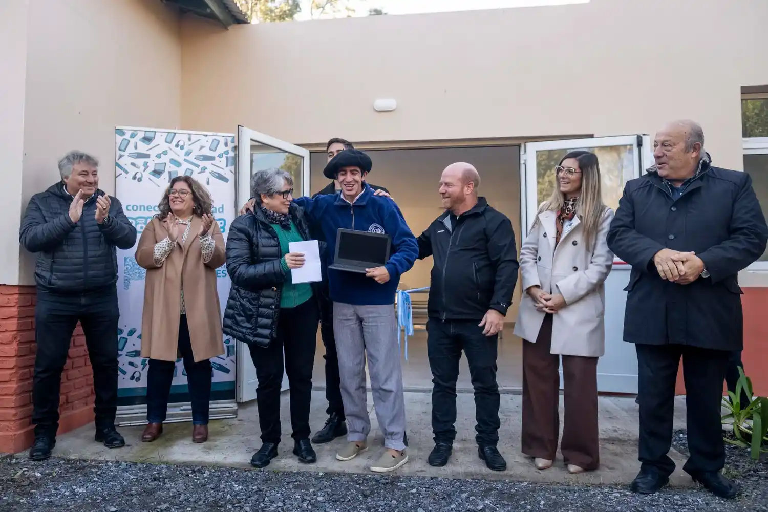 Los equipos fueron destinados a las escuelas de Educación Secundaria N°4, 5, 7 y 8, a la Escuela de Educación Secundaria Agraria N°1 y a las instituciones de Educación Especial N°501, 502 y 503.