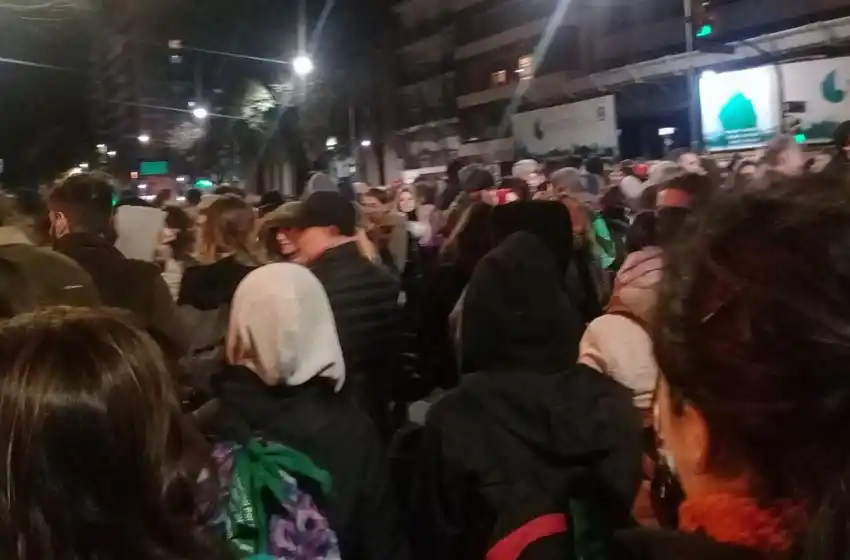 Miles de rosarinos se manifestaron por la crisis económica